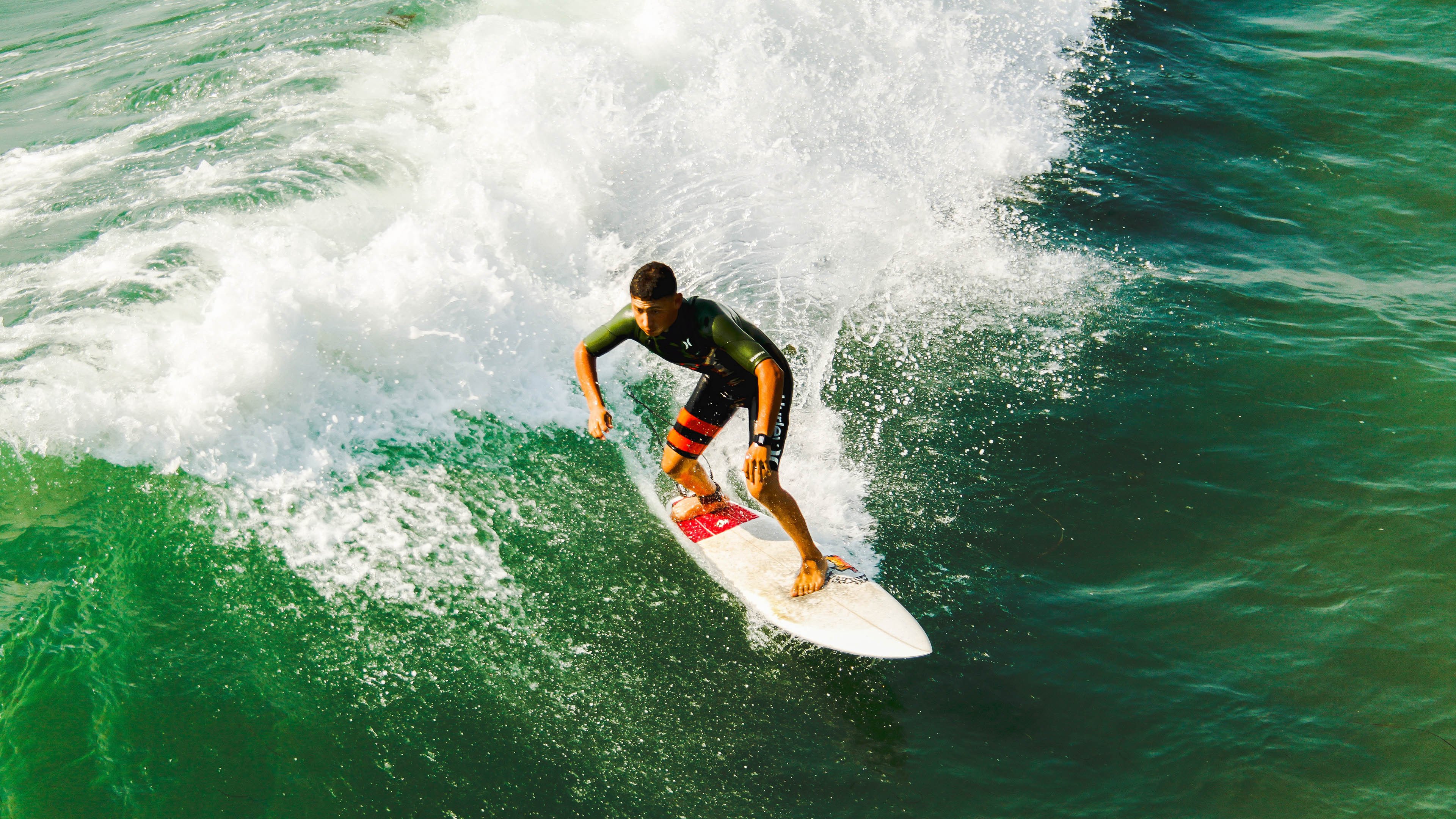 赛道与雪道，当F1年度争冠焦点战遇上尼斯斩落挪威